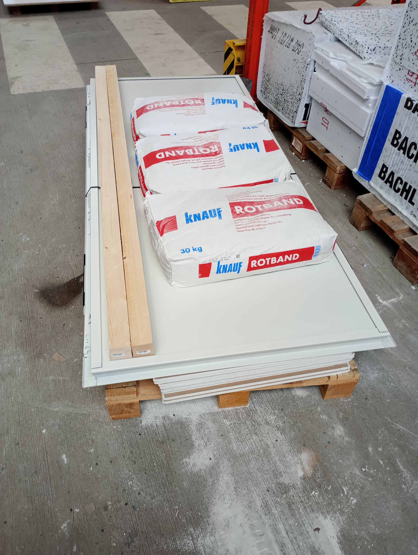 Brandschutztüre, Rotband und Platten auf der Palette