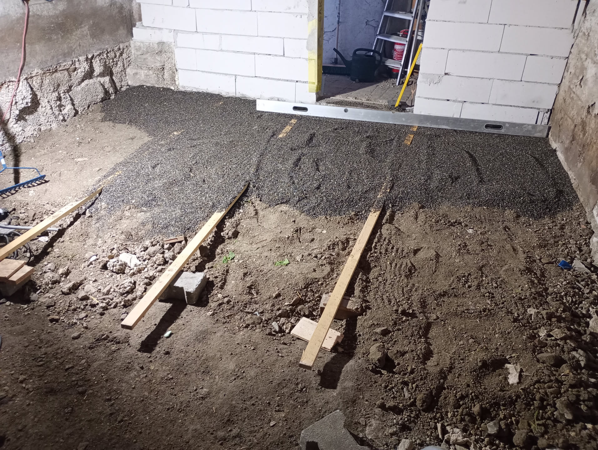 Splittbett wird mit Dachlatten abgezogen
