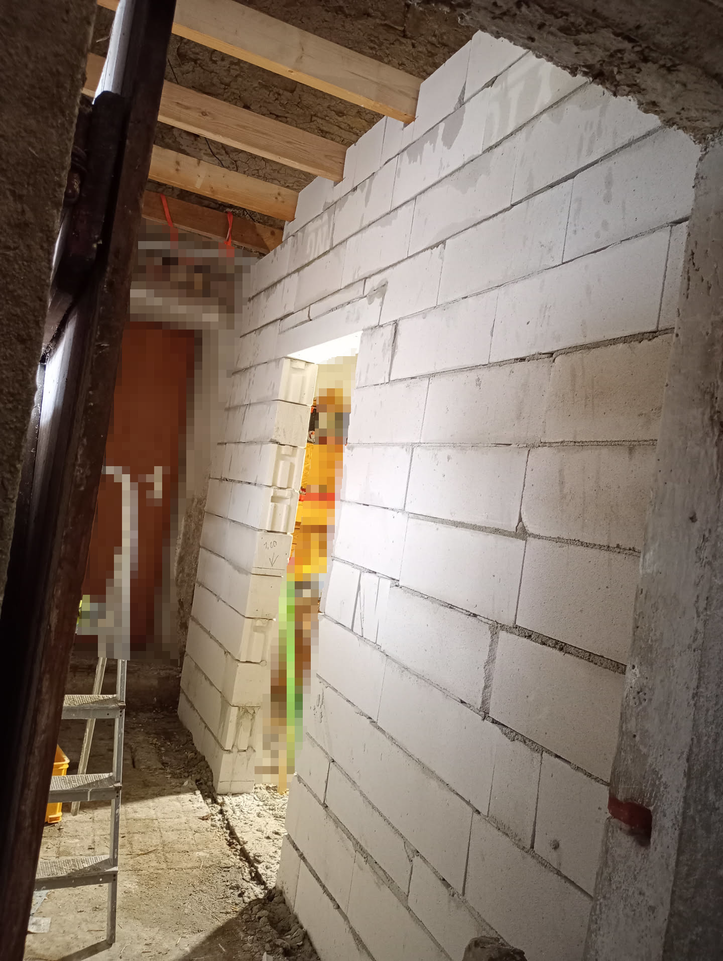 Die neue Mauer mit Türöffnung zum künftigen Flur